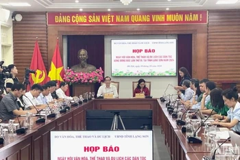 Quang cảnh họp báo. 