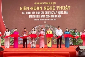 Các đại biểu cắt băng khai mạc liên hoan. 