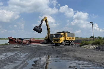 Một bến bãi xếp dỡ than đang hoạt động ở địa bàn huyện Nam Sách.