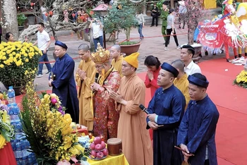 Các bậc chư tăng và Ban tổ chức Lễ đàn Mông Sơn thí thực.
