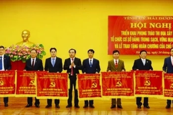Lãnh đạo tỉnh Hải Dương tặng Cờ thi đua cho các tổ chức cơ sở đảng hoàn thành xuất sắc nhiệm vụ 5 năm liên tục (2018-2022).