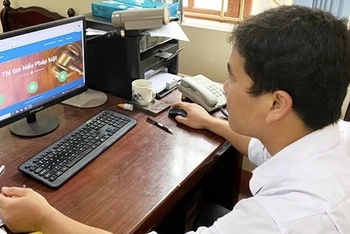 Cán bộ tỉnh Hải Dương tham gia cuộc thi tìm hiểu pháp luật trực tuyến.