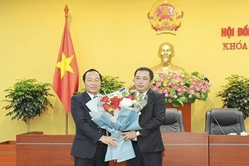 Bí thư Tỉnh ủy Hải Dương tặng hoa chúc mừng đồng chí tân Chủ tịch Hội đồng nhân dân tỉnh Lê Văn Hiệu.