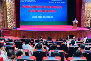 Các đại biểu nghe Giáo sư Ngô Bảo Châu thuyết trình về ứng dụng công nghệ số.