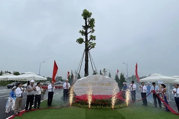 Các đại biểu thực hiện nghi lễ gắn biển đại lộ Võ Văn Kiệt.