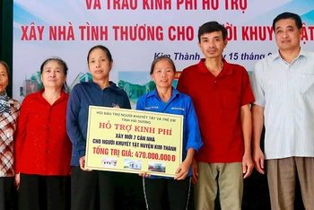 Hội Bảo trợ người khuyết tật và trẻ em tỉnh Hải Dương trao tiền hỗ trợ xây, sửa nhà cho người khuyết tật ở huyện Kim Thành.