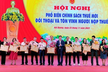 Chủ tịch UBND tỉnh Hải Dương Triệu Thế Hùng tặng bằng khen cho các doanh nghiệp nộp thuế tiêu biểu.