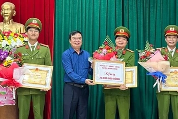 Bí thư Huyện ủy Ninh Giang, tỉnh Hải Dương khen thưởng lực lượng công an huyện có thành tích xuất sắc đột xuất.