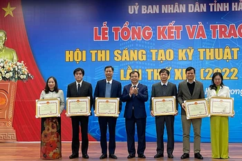 Lãnh đạo tỉnh Hải Dương trao thưởng cho các nhóm tác giả có giải pháp kỹ thuật xuất sắc.