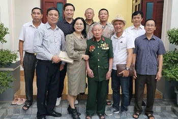 Câu lạc bộ 65 thăm, tặng quà tri ân cựu chiến binh cao tuổi người Hải Dương tại thành phố Điện Biên Phủ.