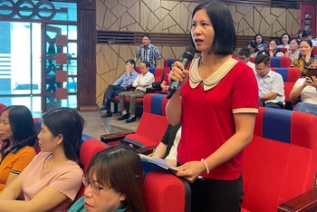 Bà Vũ Thị Mến, Trạm trưởng Y tế xã Cẩm Phúc, huyện Cẩm Giàng nêu những đề xuất, kiến nghị tại buổi đối thoại.