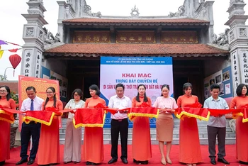 Cắt băng khai mạc trưng bày chuyên đề “Di sản văn hóa thời Trần trên đất Hải Dương”.