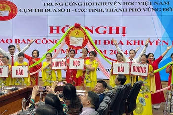 Văn nghệ chào mừng mừng các đại biểu dự hội nghị khuyến học về chuyển đổi số.