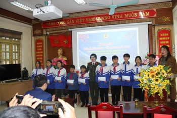 Đoàn công tác trao học bổng cho các em học sinh.