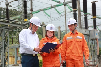 Đội Quản lý vận hành lưới điện cao thế Lào Cai kiểm tra tại trạm 110kV Lào Cai.