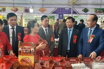 Gian hàng giới thiệu các đặc sản huyện Bảo Thắng (Lào Cai) tại một hội chợ thương mại.
