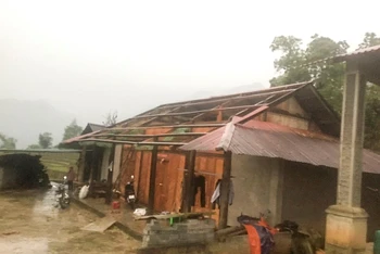Nhà bị tốc mái do giông lốc tại xã Mường Hum, huyện Bát Xát Lào Cai ngày 29/3.