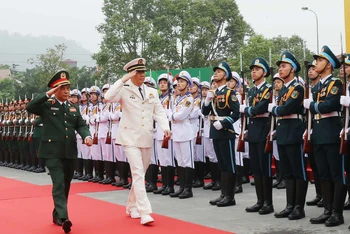 Bộ trưởng Phan Văn Giang và Bộ trưởng Đổng Quân duyệt đội danh dự Quân đội nhân dân Việt Nam. (Ảnh: Trọng Đức)