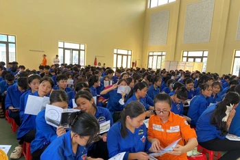 Nhân viên Điện lực huyện Bảo Yên (Lào Cai) tuyên truyền an toàn điện và tiết kiệm điện tại trường học.