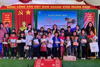 Các cháu học sinh có hoàn cảnh khó khăn được nhận "đỡ đầu" đợt này.