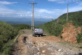 Tuyến đường giao thông lên các thôn Nậm Trà, Nậm Phảng xã Gia Phú, huyện Bảo Thắng (Lào Cai) bị hư hỏng sau mưa lũ.