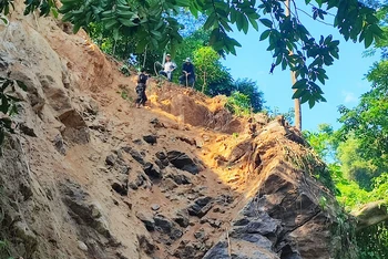 Sạt lở đất tại K127+700, Quốc lộ 4D tại xã Cốc San, thành phố Lào Cai.