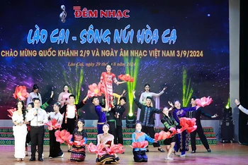 Các nghệ sĩ trình bày tại sân khấu Lào Cai - Sông núi hòa ca.