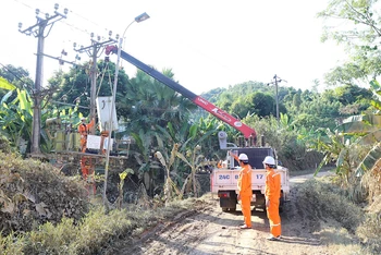 Điện lực Lào Cai khắc phục sự cố về điện sau hoàn lưu bão số 3.