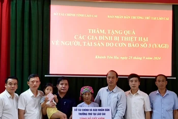 Đoàn công tác tặng sổ tiết kiệm cho cháu Nguyễn Ánh Thủy (sinh năm 2022) bị mất cả bố và mẹ tại xã Khánh Yên Hạ.