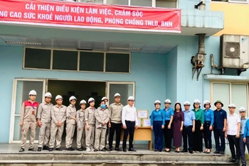 Sở Lao động-Thương binh và Xã hội Lào Cai tặng quà cho công nhân trong Tháng phát động An toàn vệ sinh lao động và Tháng công nhân năm 2024.