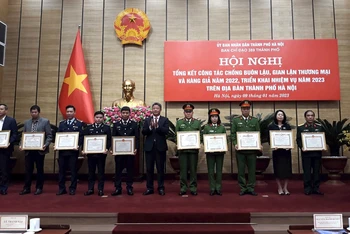Lãnh đạo thành phố Hà Nội tặng Bằng khen cho các cá nhân, tập thể đạt thành tích xuất sắc trong công tác chống buôn lậu, gian lận thương mại năm 2022.