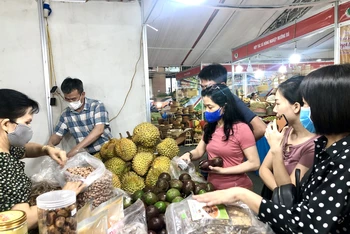 Người tiêu dùng tham quan, mua sắm tại Tuần hàng Việt.