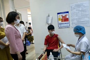Lãnh đạo thành phố Hà Nội kiểm tra công tác tiêm phòng vaccine Covid-19.