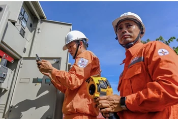 Công nhân EVN Hanoi kiểm tra việc vận hành lưới điện.