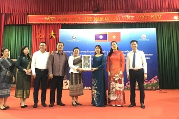 Đại diện hai Sở Công thương Hà Nội và Viêng Chăn (Lào) tặng quà lưu niệm.