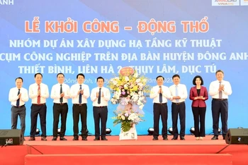 Lãnh đạo thành phố Hà Nội tặng hoa chúc mừng huyện Đông Anh.