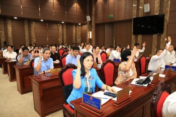 Các đại biểu biểu quyết tại kỳ họp thứ 13 HĐND thành phố Hà Nội khóa XVI.