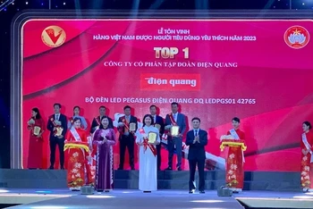 Ban tổ chức trao chứng nhận Top 1 Hàng Việt Nam được người tiêu dùng yêu thích năm 2023 cho các doanh nghiệp đoạt giải.
