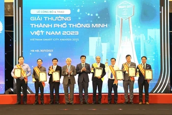 Giám đốc Sở Thông tin Truyền thông Hà Nội Nguyễn Việt Hùng (ngoài cùng bên phải) và đại diện các tỉnh, thành phố nhận giải thưởng Thành phố Thông minh Việt Nam 2023. (Ảnh: Thanh Hải)