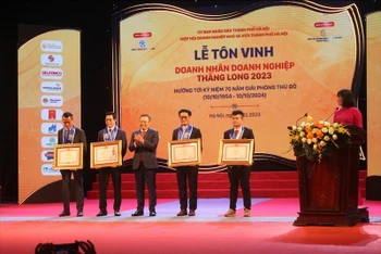 Lãnh đạo thành phố Hà Nội tặng Bằng khen cho các doanh nghiệp xuất sắc.