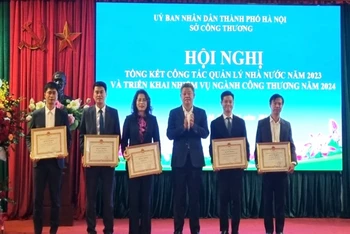 Lãnh đạo thành phố Hà Nội tặng bằng khen cho các cá nhân, tập thể của Sở Công thương Hà Nội. 