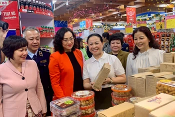Đoàn công tác kiểm tra siêu thị Co.opMart Hà Nội (đường Nguyễn Trãi, quận Hà Đông, Hà Nội).