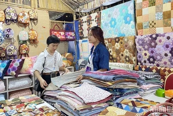 Nhiều sản phẩm hàng thủ công mỹ nghệ đặc sắc được giới thiệu tại hội chợ.