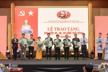 Lãnh đạo Hiệp hội trao huy hiệu "30, 40, 45 tuổi Đảng” cho các Đảng viên của Hiệp hội.