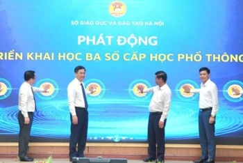 Các đại biểu thực hiện nghi thức phát động triển khai học bạ số cấp học phổ thông.