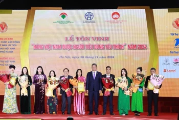 Lãnh đạo thành phố Hà Nội tặng hoa cho Ban giám khảo và các đơn vị đồng hành với chương trình bình chọn.