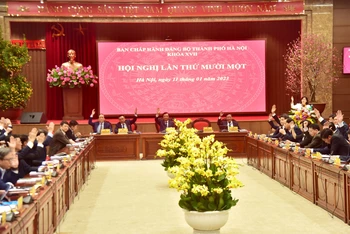 Các đại biểu biểu quyết thông qua Nghị quyết tại Hội nghị.