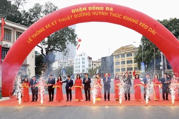 Lãnh đạo thành phố Hà Nội cắt băng chính thức thông xe đường Huỳnh Thúc Kháng kéo dài.