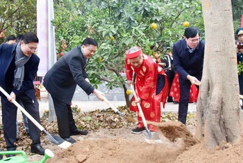 Bí thư Thành ủy Hà Nội Đinh Tiến Dũng và các đại biểu tham gia trồng cây tại phường Định Công.