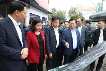 Lãnh đạo thành phố Hà Nội kiểm tra công tác giải phóng mặt bằng dự án đường Vành đai 4 - Vùng Thủ đô tại quận Hà Đông.